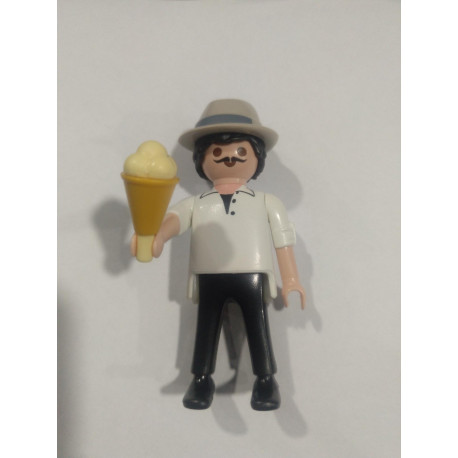 PLAYMOBIL FIGURA TURISTA CON HELADO  - 25/6/21