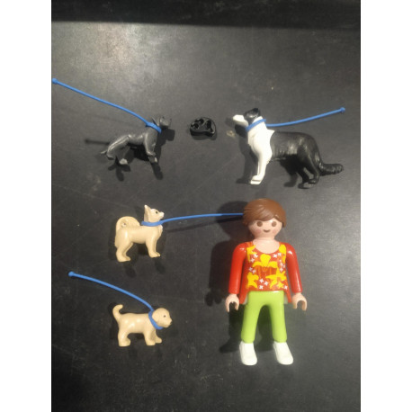 PLAYMOBIL FIGURA MUJER CON SUS PERROS  - 23/11/21
