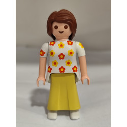 PLAYMOBIL CHICA JOVEN FALDA AMARILLA Y CAMISA FLORES - 18/5/25
