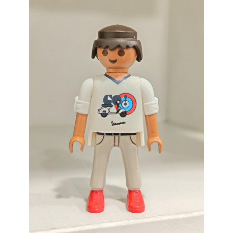 PLAYMOBIL FIGURA HOMBRE CON VESPA EN LA CAMISETA  - 5/9/25