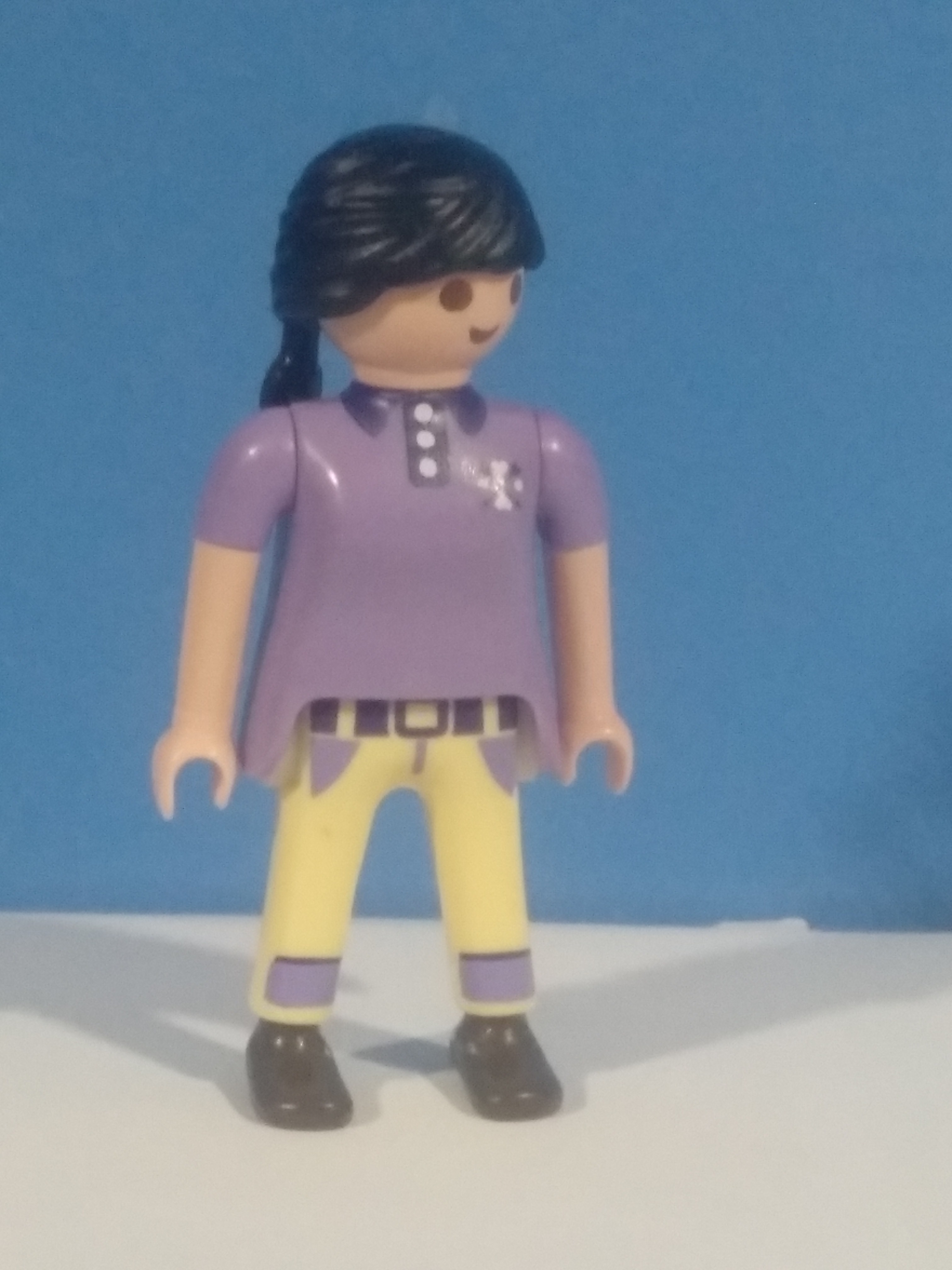 Llavero playmobil niña morena con con camiseta turquesa