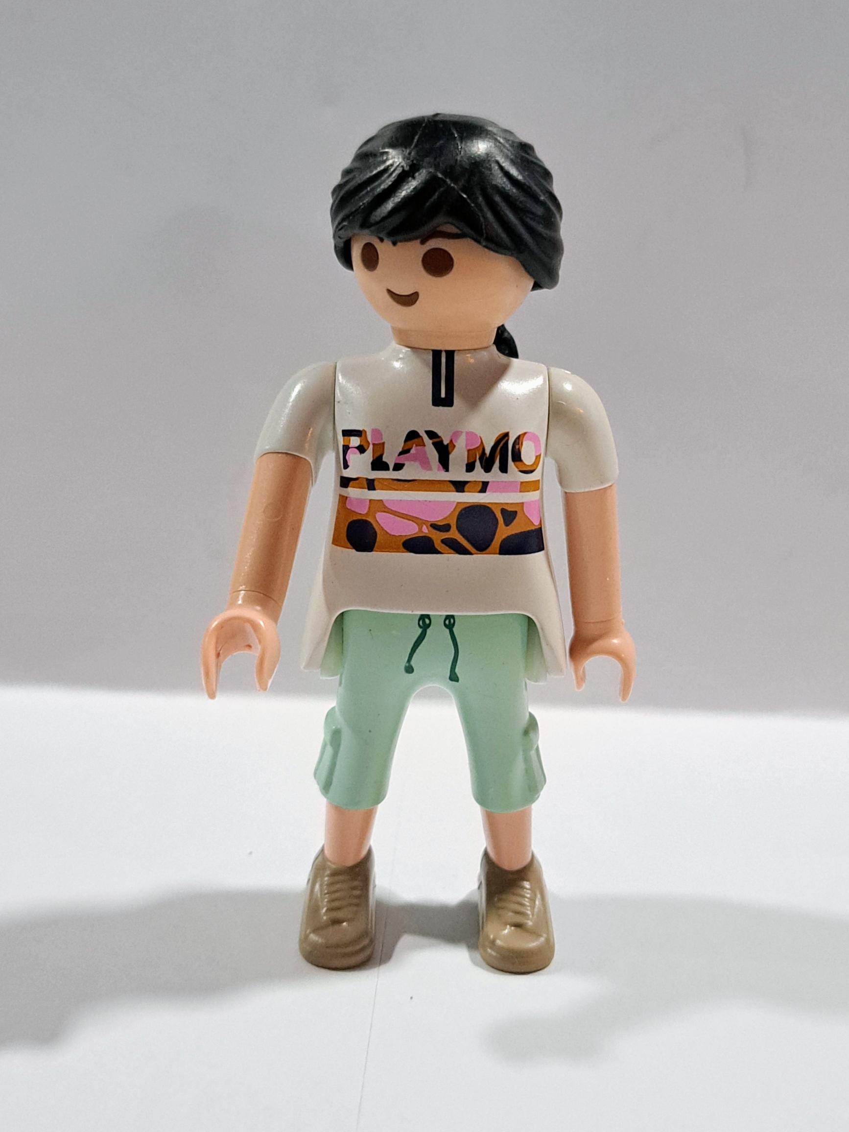 PLAYMOBIL CHICA JOVEN PANTALON CORTO Y MORENA - 25/6/21