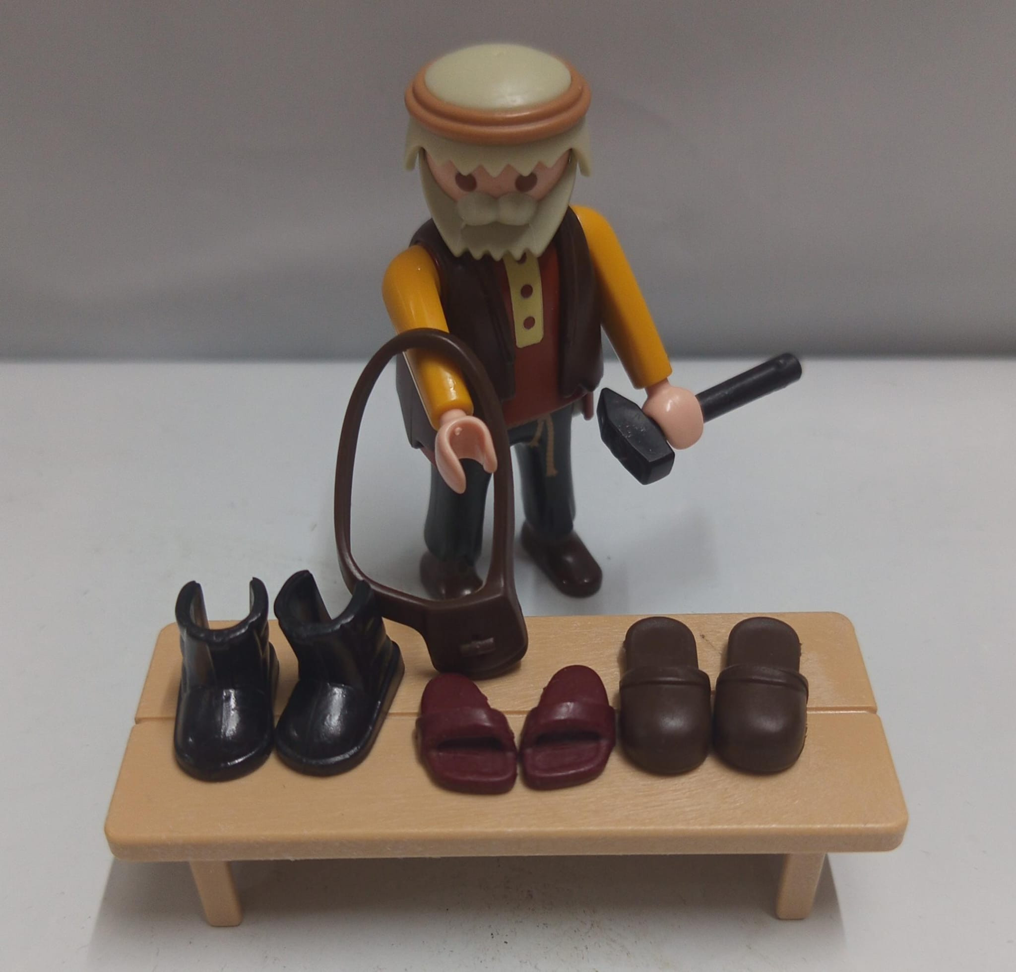 PLAYMOBIL ZAPATERO PELO GRIS - 27/6/25