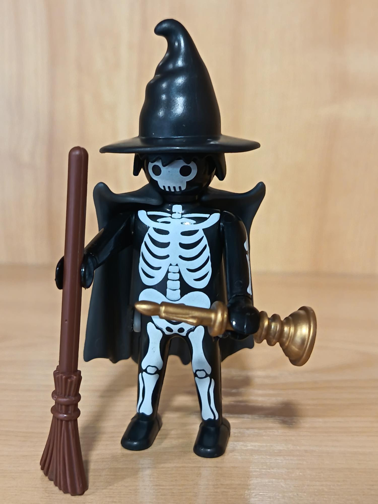 PLAYMOBIL FIGURA MAGO ESQUELETO CON ESCOBA - 9/9/26